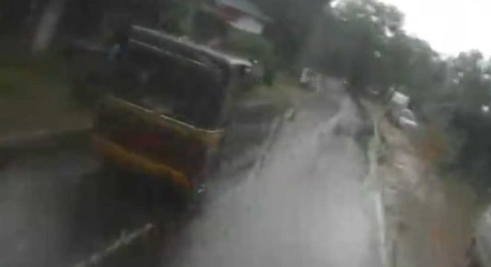 മാവേലിക്കരയിൽ അമിതവേഗത്തിലെത്തിയ സ്വകാര്യ ബസ് ഓട്ടോറിക്ഷ ഇടിച്ചു തെറിപ്പിച്ചു മാവേലിക്കരയിൽ അമിതവേഗത്തിലെത്തിയ സ്വകാര്യ ബസ് ഓട്ടോറിക്ഷ ഇടിച്ചു തെറിപ്പിച്ചു