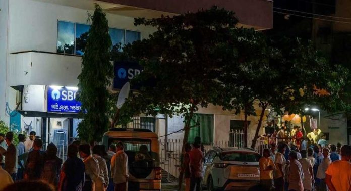 ബാങ്കില് നിന്ന് എട്ടുകോടിയും 50 പവനും കവര്ന്നു ; പോലീസ് അന്വേഷണം ആരംഭിച്ചു ബാങ്കില് നിന്ന് എട്ടുകോടിയും 50 പവനും കവര്ന്നു ; പോലീസ് അന്വേഷണം ആരംഭിച്ചു