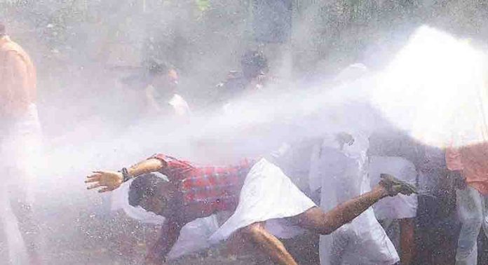 അമീബിക് മസ്തിഷ്കജ്വര ഭീഷണിയുടെ സാഹചര്യത്തിൽ സമരമുഖങ്ങളിൽ പോലീസിന്റെ ജലപീരങ്കി പ്രയോഗത്തിൽ ആശങ്ക അമീബിക് മസ്തിഷ്കജ്വര ഭീഷണിയുടെ സാഹചര്യത്തിൽ സമരമുഖങ്ങളിൽ പോലീസിന്റെ ജലപീരങ്കി പ്രയോഗത്തിൽ ആശങ്ക