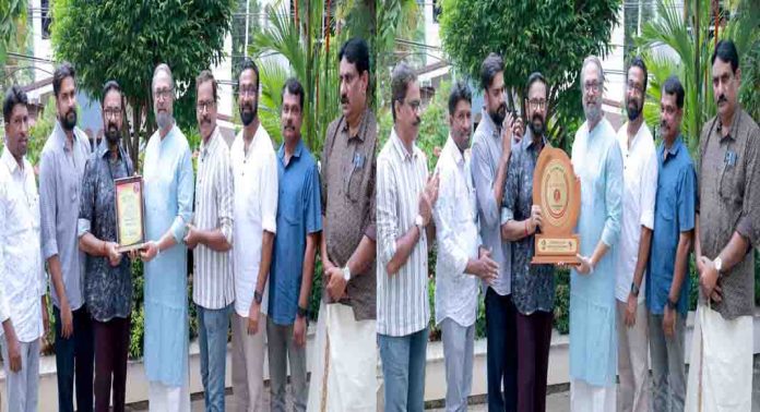 ക്യാപ്റ്റൻ രാജു പുരസ്കാരം മണിയൻപിള്ള രാജു ഏറ്റുവാങ്ങി ക്യാപ്റ്റൻ രാജു പുരസ്കാരം മണിയൻപിള്ള രാജു ഏറ്റുവാങ്ങി