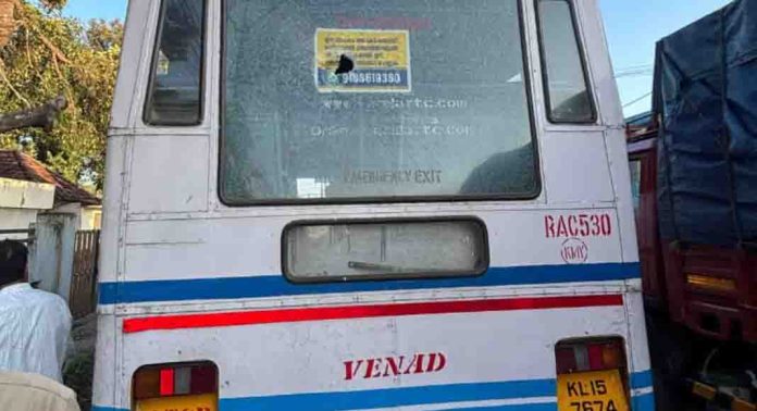 ബാലൻസ് പൈസ നൽകിയതിനെ ചൊല്ലി തർക്കം ; യാത്രക്കാരൻ കെഎസ്ആർടിസി ബസിന്റെ ഗ്ലാസ് എറിഞ്ഞു പൊട്ടിച്ചു ബാലൻസ് പൈസ നൽകിയതിനെ ചൊല്ലി തർക്കം ; യാത്രക്കാരൻ കെഎസ്ആർടിസി ബസിന്റെ ഗ്ലാസ് എറിഞ്ഞു പൊട്ടിച്ചു
