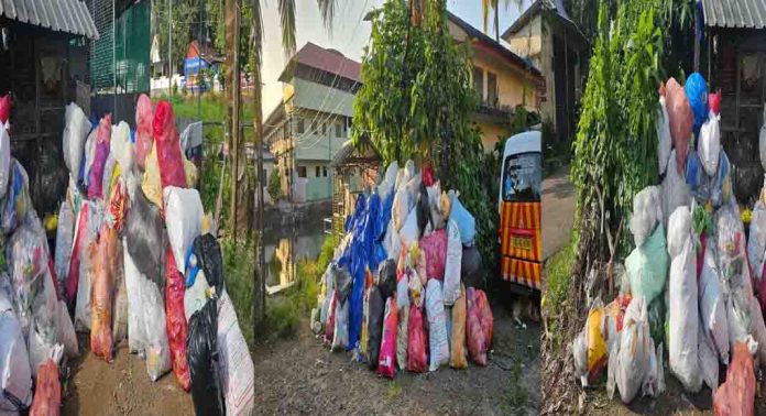 എടത്വ ടൗണിൽ മാലിന്യ കൂമ്പാരം ; ആർക്ക് പിഴ ഇടും? എടത്വ ടൗണിൽ മാലിന്യ കൂമ്പാരം ; ആർക്ക് പിഴ ഇടും?