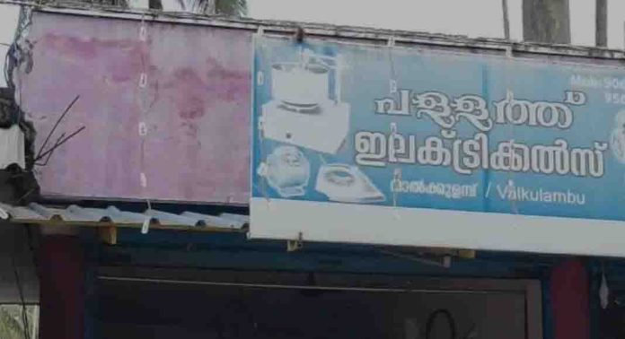 വ്യാപാരിയെ ഒരു സംഘം കടയിൽ കയറി ആക്രമിച്ചു ; ഭാര്യാ സഹോദരൻ പോലീസ് കസ്റ്റഡിയിൽ വ്യാപാരിയെ ഒരു സംഘം കടയിൽ കയറി ആക്രമിച്ചു ; ഭാര്യാ സഹോദരൻ പോലീസ് കസ്റ്റഡിയിൽ