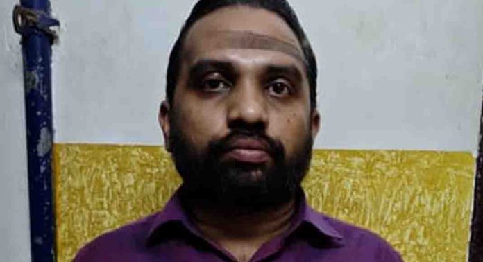 ക്ഷേത്രത്തില്നിന്നും തിരുവാഭരണങ്ങള് മോഷ്ടിച്ച് പണയം വച്ച കേസില് ക്ഷേത്രം ശാന്തിക്കാരന് അറസ്റ്റില് ക്ഷേത്രത്തില്നിന്നും തിരുവാഭരണങ്ങള് മോഷ്ടിച്ച് പണയം വച്ച കേസില് ക്ഷേത്രം ശാന്തിക്കാരന് അറസ്റ്റില്