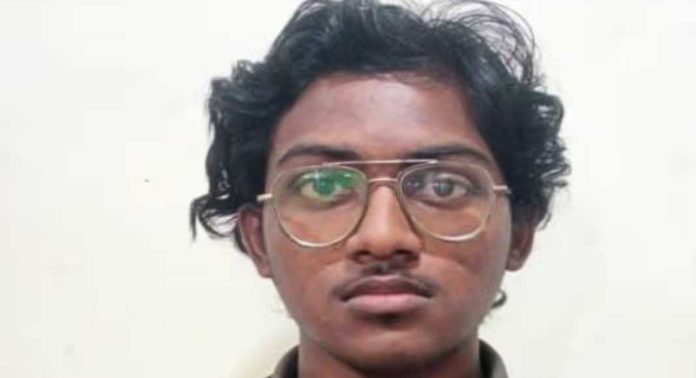 വ്യാജ ആപ്പ് ഉപയോഗിച്ച് ക്യുആർ കോഡ് സ്കാൻ ചെയ്ത് 17000 രുപയുടെ മൊബൈൽ ഫോൺ വാങ്ങി തട്ടിപ്പ് നടത്തി ; യുവാവ് അറസ്റ്റിൽ വ്യാജ ആപ്പ് ഉപയോഗിച്ച് ക്യുആർ കോഡ് സ്കാൻ ചെയ്ത് 17000 രുപയുടെ മൊബൈൽ ഫോൺ വാങ്ങി തട്ടിപ്പ് നടത്തി ; യുവാവ് അറസ്റ്റിൽ