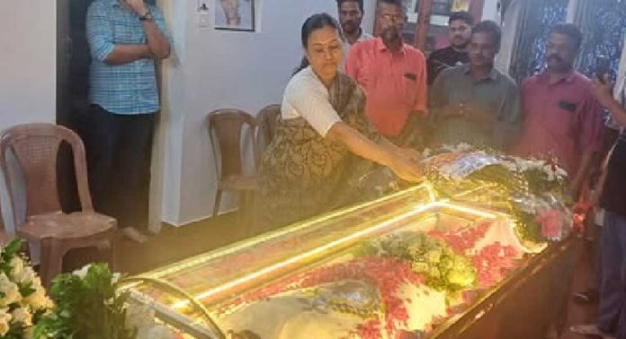 ഐസക് ജോര്ജിൻ്റെ വീട്ടിലെത്തി മന്ത്രി വീണാ ജോര്ജ്ജ് : ആദരാഞ്ജലികള് അര്പ്പിച്ചു ഐസക് ജോര്ജിൻ്റെ വീട്ടിലെത്തി മന്ത്രി വീണാ ജോര്ജ്ജ് : ആദരാഞ്ജലികള് അര്പ്പിച്ചു