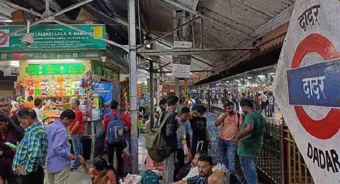 മുംബൈയിലെ ദാദർ റെയിൽവേ സ്റ്റേഷനിൽ ബോംബ് ഭീഷണി മുംബൈയിലെ ദാദർ റെയിൽവേ സ്റ്റേഷനിൽ ബോംബ് ഭീഷണി