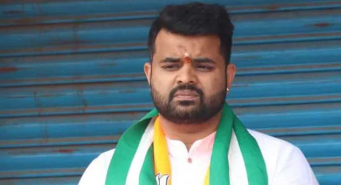 പീഡന കേസിൽ ശിക്ഷിക്കപ്പെട്ട പ്രജ്ജ്വൽ രേവണ്ണയ്ക്ക് ജയിലിൽ ലൈബ്രറി ക്ലർക്കായി നിയമനം പീഡന കേസിൽ ശിക്ഷിക്കപ്പെട്ട പ്രജ്ജ്വൽ രേവണ്ണയ്ക്ക് ജയിലിൽ ലൈബ്രറി ക്ലർക്കായി നിയമനം