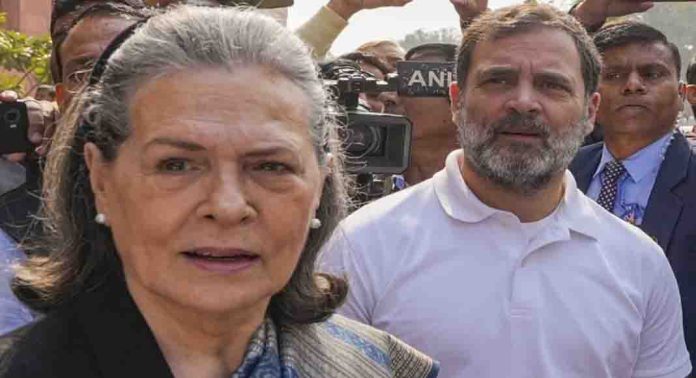 സോണിയാ ഗാന്ധിയും രാഹുൽ ഗാന്ധിയും വയനാട്ടിൽ എത്തി ; സ്വീകരിക്കാനെത്തി പ്രിയങ്കാ ഗാന്ധി സോണിയാ ഗാന്ധിയും രാഹുൽ ഗാന്ധിയും വയനാട്ടിൽ എത്തി ; സ്വീകരിക്കാനെത്തി പ്രിയങ്കാ ഗാന്ധി
