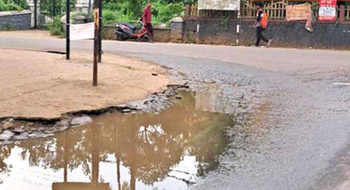 മഴ പെയ്താൽ ദുരിതമാകുന്ന റാന്നി ടൗണിലെ ബൈപ്പാസ് റോഡ് മഴ പെയ്താൽ ദുരിതമാകുന്ന റാന്നി ടൗണിലെ ബൈപ്പാസ് റോഡ്