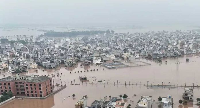 ഉത്തരേന്ത്യൻ സംസ്ഥാനങ്ങളിൽ മഴക്കെടുതി രൂക്ഷം ; വെള്ളപ്പൊക്കത്തിൽ പഞ്ചാബിൽ മരിച്ചവരുടെ എണ്ണം 37 ആയി ഉത്തരേന്ത്യൻ സംസ്ഥാനങ്ങളിൽ മഴക്കെടുതി രൂക്ഷം ; വെള്ളപ്പൊക്കത്തിൽ പഞ്ചാബിൽ മരിച്ചവരുടെ എണ്ണം 37 ആയി