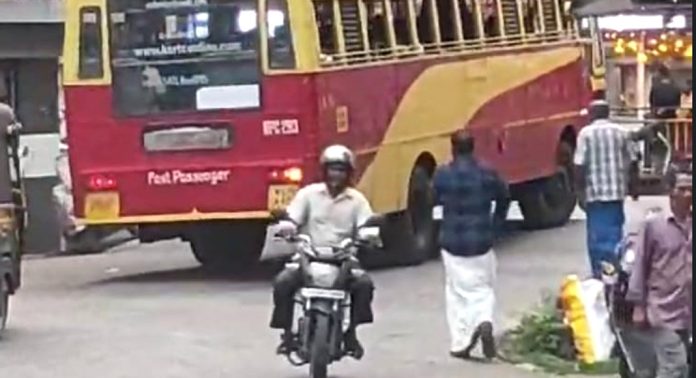 ഇട്ടിയപ്പാറ സ്വകാര്യ ബസ് സ്റ്റാന്ഡ് നിയമലംഘനങ്ങളുടെ കേന്ദ്രമായി മാറുമ്പോള് നോക്കുകുത്തിയായി ഉദ്യോഗസ്ഥര് ഇട്ടിയപ്പാറ സ്വകാര്യ ബസ് സ്റ്റാന്ഡ് നിയമലംഘനങ്ങളുടെ കേന്ദ്രമായി മാറുമ്പോള് നോക്കുകുത്തിയായി ഉദ്യോഗസ്ഥര്