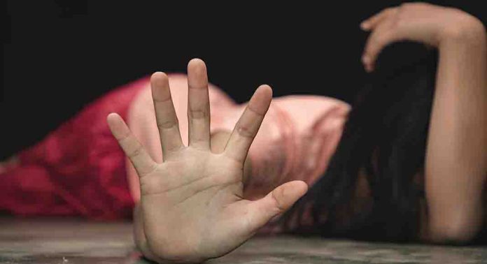 13 വയസുകാരിയായ സ്വന്തം മകളെ പീഡിപ്പിച്ച് ഗർഭിണിയാക്കിയ കേസിൽ പിതാവ് അറസ്റ്റിൽ 13 വയസുകാരിയായ സ്വന്തം മകളെ പീഡിപ്പിച്ച് ഗർഭിണിയാക്കിയ കേസിൽ പിതാവ് അറസ്റ്റിൽ