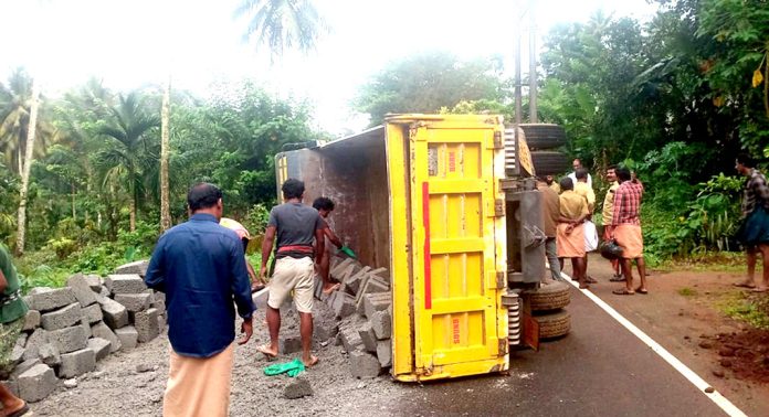 തേക്കുതോട് റോഡിൽ ലോറി മറിഞ്ഞ് അപകടം തേക്കുതോട് റോഡിൽ ലോറി മറിഞ്ഞ് അപകടം