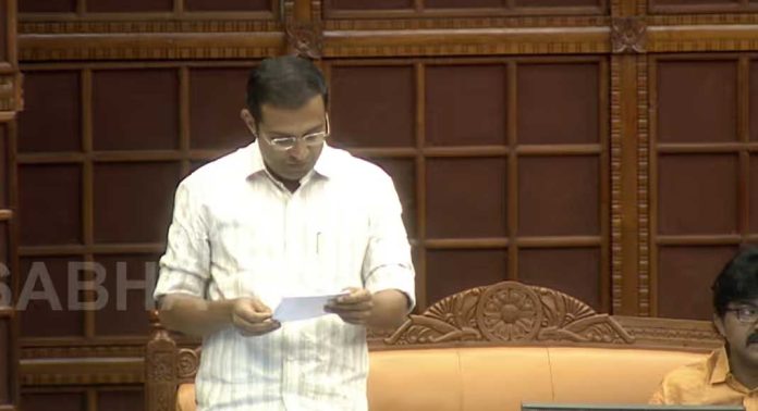 പോലീസിന്റെ മർദനവും ക്രൂരതയും നിയമസഭയിൽ വിവരിച്ച് റോജി എം ജോൺ പോലീസിന്റെ മർദനവും ക്രൂരതയും നിയമസഭയിൽ വിവരിച്ച് റോജി എം ജോൺ