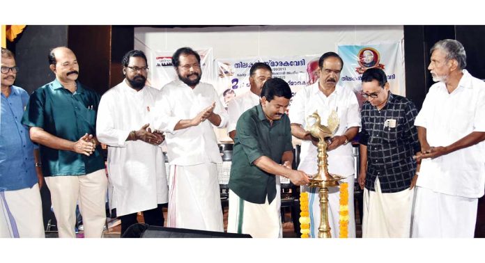 തിലകൻ സ്മാരകവേദി അവാർഡ് വിതരണം ചെയ്തു തിലകൻ സ്മാരകവേദി അവാർഡ് വിതരണം ചെയ്തു