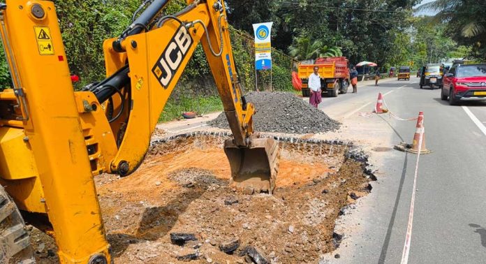 പുനലൂര്-മൂവാറ്റുപുഴ സംസ്ഥാന പാതയിലെ മന്ദിരം പുതുച്ചിറ പടിയില് പൊട്ടിയ ജലവിതരണ പൈപ്പ് പുനരുദ്ധരിച്ചു പുനലൂര്-മൂവാറ്റുപുഴ സംസ്ഥാന പാതയിലെ മന്ദിരം പുതുച്ചിറ പടിയില് പൊട്ടിയ ജലവിതരണ പൈപ്പ് പുനരുദ്ധരിച്ചു