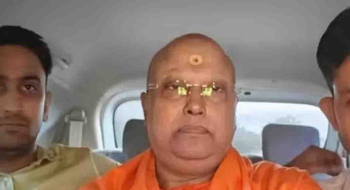 വിദ്യാർഥികളെ പീഡിപ്പിച്ചെന്ന പരാതിയിൽ ആൾ ദൈവം ചൈതന്യാനന്ദ സരസ്വതി അറസ്റ്റിൽ വിദ്യാർഥികളെ പീഡിപ്പിച്ചെന്ന പരാതിയിൽ ആൾ ദൈവം ചൈതന്യാനന്ദ സരസ്വതി അറസ്റ്റിൽ