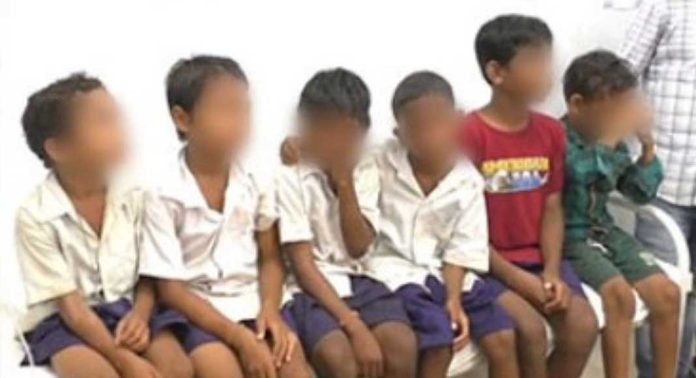 എട്ട് വിദ്യാർത്ഥികളുടെ കണ്ണിൽ സഹപാഠി ഫെവിക്വിക് ഒഴിച്ച് ഒട്ടിച്ചു എട്ട് വിദ്യാർത്ഥികളുടെ കണ്ണിൽ സഹപാഠി ഫെവിക്വിക് ഒഴിച്ച് ഒട്ടിച്ചു
