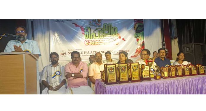 ആർദ്രതയാകണം ഓണത്തിൻ്റെ മുഖമുദ്ര : രവിവർമ്മ തമ്പുരാൻ ആർദ്രതയാകണം ഓണത്തിൻ്റെ മുഖമുദ്ര : രവിവർമ്മ തമ്പുരാൻ