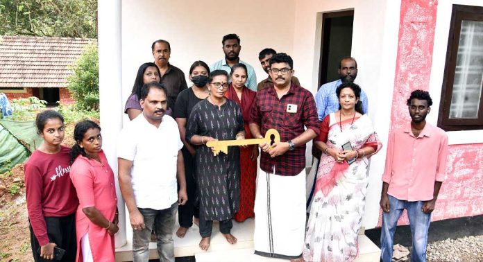 ഡോ. എം.എസ്. സുനിലിന്റെ 360 -മത് സ്നേഹഭവനം ബിന്ദു സുരേഷിനും രണ്ട് കുട്ടികൾക്കും ഡോ. എം.എസ്. സുനിലിന്റെ 360 -മത് സ്നേഹഭവനം ബിന്ദു സുരേഷിനും രണ്ട് കുട്ടികൾക്കും