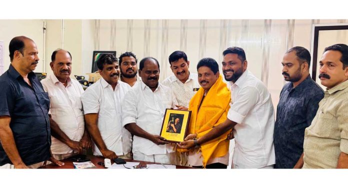 മാതൃഭൂമി ഫോട്ടോഗ്രാഫര് കെ. അബൂബക്കറിനെ ആദരിച്ചു മാതൃഭൂമി ഫോട്ടോഗ്രാഫര് കെ. അബൂബക്കറിനെ ആദരിച്ചു