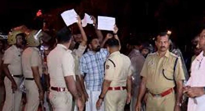 കാർഷിക സർവകലാശാല ഫീസ് വർധന : വി.സിയെ വഴിയിൽ തടഞ്ഞ് എസ്എഫ്ഐ പ്രതിഷേധം കാർഷിക സർവകലാശാല ഫീസ് വർധന : വി.സിയെ വഴിയിൽ തടഞ്ഞ് എസ്എഫ്ഐ പ്രതിഷേധം