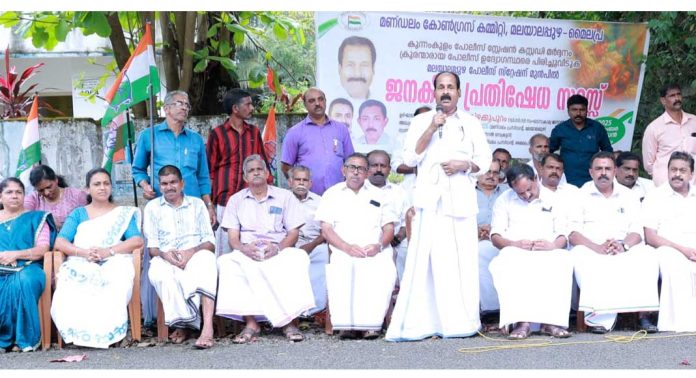 കുന്നംകുളം കസ്റ്റഡി മര്ദ്ദനം ; മലയാലപ്പുഴ പോലീസ് സ്റ്റേഷന് മുന്പില് കോണ്ഗ്രസ് ജനകീയ പ്രതിഷേധ സദസ്സ് സംഘടിപ്പിച്ചു കുന്നംകുളം കസ്റ്റഡി മര്ദ്ദനം ; മലയാലപ്പുഴ പോലീസ് സ്റ്റേഷന് മുന്പില് കോണ്ഗ്രസ് ജനകീയ പ്രതിഷേധ സദസ്സ് സംഘടിപ്പിച്ചു