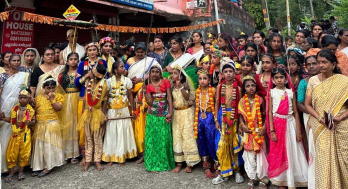 ശ്രീകൃഷ്ണ ജയന്തി ദിനത്തില് ക്ഷേത്രങ്ങളും വീഥികളും ഉണ്ണിക്കണ്ണന്മാരാലും തോഴിമാരുമായി നിറഞ്ഞു ശ്രീകൃഷ്ണ ജയന്തി ദിനത്തില് ക്ഷേത്രങ്ങളും വീഥികളും ഉണ്ണിക്കണ്ണന്മാരാലും തോഴിമാരുമായി നിറഞ്ഞു