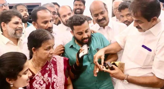 പോലീസ് മർദനമേറ്റ സുജിത്തിന് വിവാഹ സമ്മാനമായി മോതിരം നൽകി കെ.സി വേണുഗോപാൽ പോലീസ് മർദനമേറ്റ സുജിത്തിന് വിവാഹ സമ്മാനമായി മോതിരം നൽകി കെ.സി വേണുഗോപാൽ