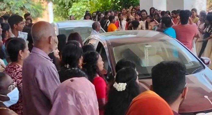 കോന്നി മെഡിക്കൽ കോളേജിൽ അതിരുവിട്ട് വിദ്യാർത്ഥികളുടെ ഓണാഘോഷം കോന്നി മെഡിക്കൽ കോളേജിൽ അതിരുവിട്ട് വിദ്യാർത്ഥികളുടെ ഓണാഘോഷം