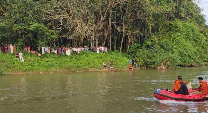 ചെറുപുഴയിൽ ഒഴുക്കിൽപ്പെട്ട 10 വയസ്സുകാരി തൻഹ ഷെറിനായുള്ള തിരച്ചിൽ ഇന്നും തുടരും ചെറുപുഴയിൽ ഒഴുക്കിൽപ്പെട്ട 10 വയസ്സുകാരി തൻഹ ഷെറിനായുള്ള തിരച്ചിൽ ഇന്നും തുടരും