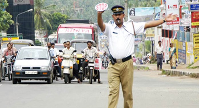 കൊച്ചിയിൽ ജനം പൊറുതിമുട്ടിയ പ്രശ്നത്തിന് പരിഹാരം കാണാൻ സിറ്റി പോലീസ് യോഗം വിളിച്ചു ; ഗതാഗതക്കുരുക്ക് അഴിക്കാൻ നിർദേശങ്ങൾ തേടി കൊച്ചിയിൽ ജനം പൊറുതിമുട്ടിയ പ്രശ്നത്തിന് പരിഹാരം കാണാൻ സിറ്റി പോലീസ് യോഗം വിളിച്ചു ; ഗതാഗതക്കുരുക്ക് അഴിക്കാൻ നിർദേശങ്ങൾ തേടി