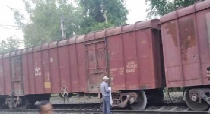 റെയിൽവേ സ്റ്റേഷനിൽ നിർത്തിയിട്ട ഗുഡ്സ് ട്രെയിന് മുകളിൽ കയറിയ വിദ്യാർഥിക്ക് ഷോക്കേറ്റു റെയിൽവേ സ്റ്റേഷനിൽ നിർത്തിയിട്ട ഗുഡ്സ് ട്രെയിന് മുകളിൽ കയറിയ വിദ്യാർഥിക്ക് ഷോക്കേറ്റു