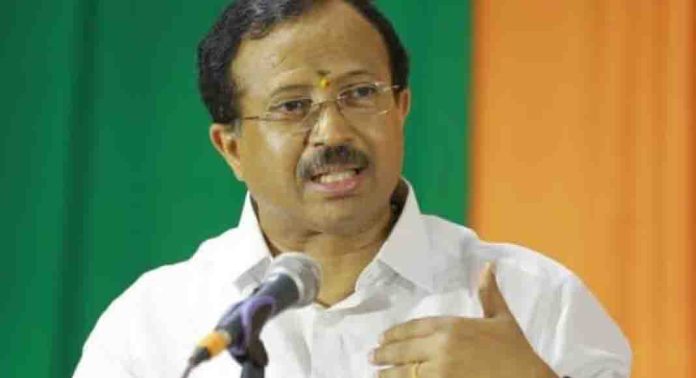 മിഠായി കുട്ടികളുടെ കയ്യിൽ കൊടുക്കാതെ മേശയിൽ വിതറിയിട്ട സംഭവം ; പ്രതികരിച്ച് വി മുരളീധരൻ മിഠായി കുട്ടികളുടെ കയ്യിൽ കൊടുക്കാതെ മേശയിൽ വിതറിയിട്ട സംഭവം ; പ്രതികരിച്ച് വി മുരളീധരൻ