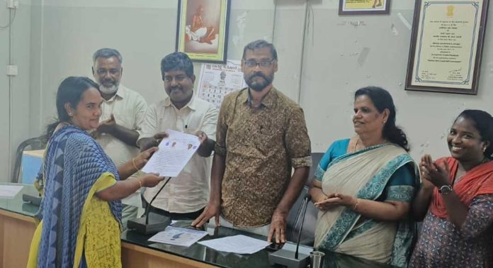 ഭൂരഹിതര്ക്ക് ആധാരം കൈമാറി ഇരവിപേരൂര് ഗ്രാമപഞ്ചായത്ത് ഭൂരഹിതര്ക്ക് ആധാരം കൈമാറി ഇരവിപേരൂര് ഗ്രാമപഞ്ചായത്ത്
