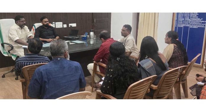 പറക്കോട് ചിരണിക്കല് റോഡ് നിര്മാണം വേഗത്തിലാക്കണം : ഡെപ്യൂട്ടി സ്പീക്കര് ചിറ്റയം ഗോപകുമാര് പറക്കോട് ചിരണിക്കല് റോഡ് നിര്മാണം വേഗത്തിലാക്കണം : ഡെപ്യൂട്ടി സ്പീക്കര് ചിറ്റയം ഗോപകുമാര്