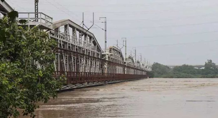 യമുനയിലെ ജലനിരപ്പ് എക്കാലത്തേയും ഉയർന്ന തോതില് ; രാജ്യതലസ്ഥാനം വെള്ളപ്പൊക്ക ഭീഷണിയിൽ യമുനയിലെ ജലനിരപ്പ് എക്കാലത്തേയും ഉയർന്ന തോതില് ; രാജ്യതലസ്ഥാനം വെള്ളപ്പൊക്ക ഭീഷണിയിൽ