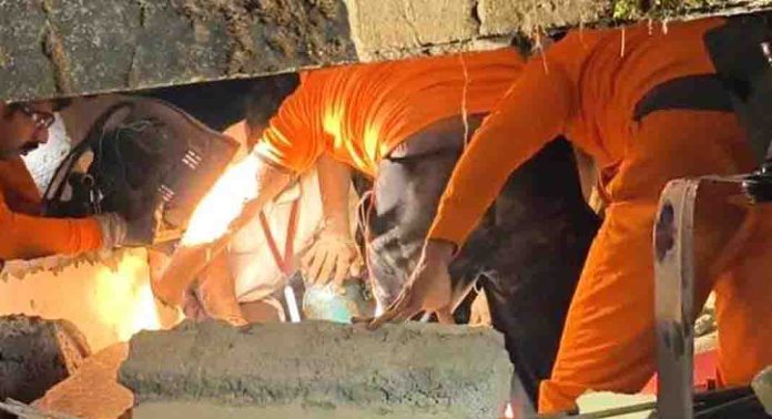 കൂറ്റമ്പാറയിൽ മണ്ണിടിച്ചിൽ തകർന്ന വീടിനുള്ളിൽ അകപ്പെട്ട ബിജുവിന്റെയും സന്ധ്യയുടേയും നില അതീവ ഗുരുതരം കൂറ്റമ്പാറയിൽ മണ്ണിടിച്ചിൽ തകർന്ന വീടിനുള്ളിൽ അകപ്പെട്ട ബിജുവിന്റെയും സന്ധ്യയുടേയും നില അതീവ ഗുരുതരം