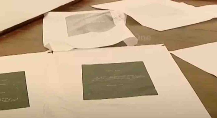 കലാ സൃഷ്ടിയിൽ അശ്ലീല വാക്കുകൾ : ദർബാർ ഹാൾ ആർട്ട് ഗാലറിയിൽ കലാസൃഷ്ടി കീറി നശിപ്പിച്ചു കലാ സൃഷ്ടിയിൽ അശ്ലീല വാക്കുകൾ : ദർബാർ ഹാൾ ആർട്ട് ഗാലറിയിൽ കലാസൃഷ്ടി കീറി നശിപ്പിച്ചു
