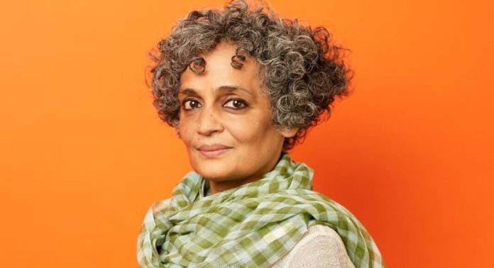 അരുന്ധതി റോയിയുടെ പുസ്കത്തിന്റെ കവർപേജ് ചോദ്യം ചെയ്തുള്ള ഹർജി ഹൈക്കോടതി തള്ളി അരുന്ധതി റോയിയുടെ പുസ്കത്തിന്റെ കവർപേജ് ചോദ്യം ചെയ്തുള്ള ഹർജി ഹൈക്കോടതി തള്ളി