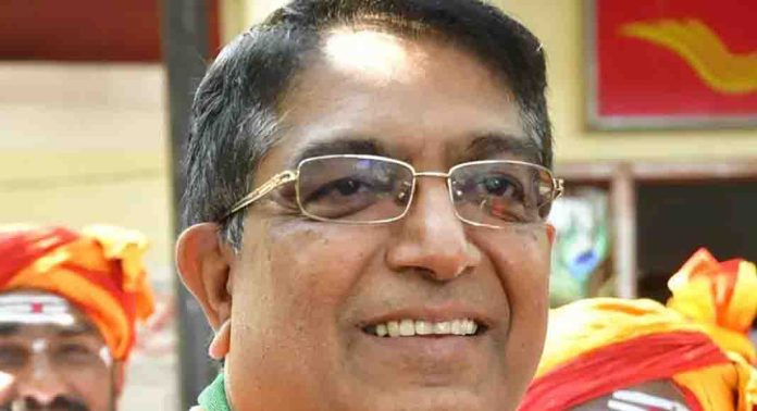 ചീഫ് ജസ്റ്റിസിന് നേരെ ഷൂ എറിയാൻ ശ്രമിച്ച അഭിഭാഷകനെ പിന്തുണച്ച് ബിജെപി നേതാവ് ചീഫ് ജസ്റ്റിസിന് നേരെ ഷൂ എറിയാൻ ശ്രമിച്ച അഭിഭാഷകനെ പിന്തുണച്ച് ബിജെപി നേതാവ്