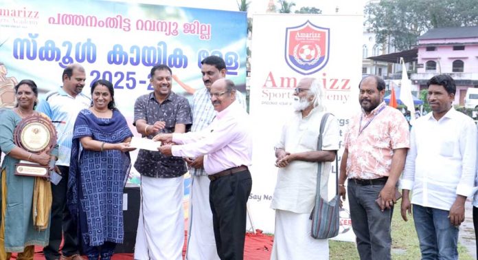 ജോർജ്ജ് ഫിലിപ്പ് സ്പോർട്സ് ഫൗണ്ടേഷൻ മെമെൻ്റോയും പതിനായിരം രൂപയും വിതരണം ചെയ്തു ജോർജ്ജ് ഫിലിപ്പ് സ്പോർട്സ് ഫൗണ്ടേഷൻ മെമെൻ്റോയും പതിനായിരം രൂപയും വിതരണം ചെയ്തു
