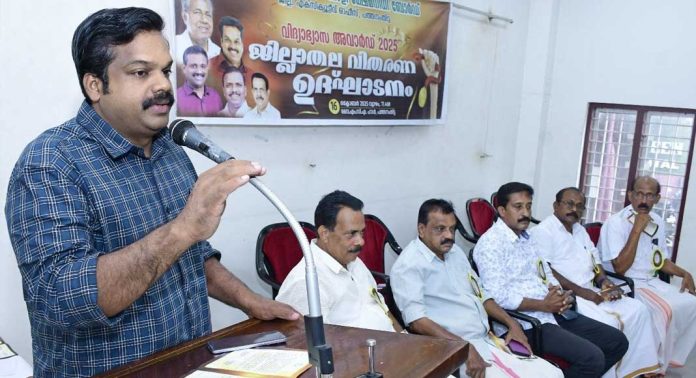 കര്ഷക തൊഴിലാളി ക്ഷേമനിധി ബോര്ഡ് ആനുകൂല്യവിതരണം കര്ഷക തൊഴിലാളി ക്ഷേമനിധി ബോര്ഡ് ആനുകൂല്യവിതരണം