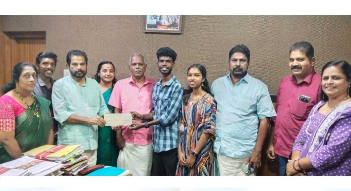 പന്തളം തെക്കേക്കര ഗ്രാമപഞ്ചായത്ത് പഠന സ്കോളര്ഷിപ്പ് നല്കി പന്തളം തെക്കേക്കര ഗ്രാമപഞ്ചായത്ത് പഠന സ്കോളര്ഷിപ്പ് നല്കി