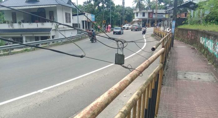 റാന്നി തോട്ടമൺകാവ് ക്ഷേത്രത്തിന് സമീപത്തെ വളവിൽ കുരുക്കുമായി കേബിൾ വള്ളികൾ റാന്നി തോട്ടമൺകാവ് ക്ഷേത്രത്തിന് സമീപത്തെ വളവിൽ കുരുക്കുമായി കേബിൾ വള്ളികൾ