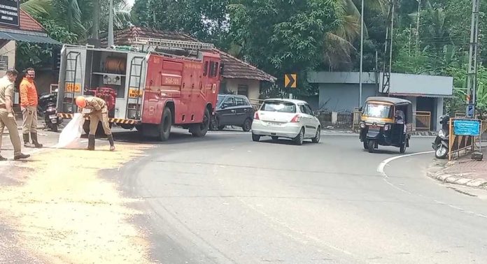 റാന്നി തോട്ടമണ്ണിലെ രണ്ടാം വളവിൽ പിക്കപ്പ് വാനിൽ നിന്ന് ഡീസൽ ചോർച്ച ; ഇരുചക്ര വാഹനങ്ങള് അപകടത്തിൽപെട്ടു റാന്നി തോട്ടമണ്ണിലെ രണ്ടാം വളവിൽ പിക്കപ്പ് വാനിൽ നിന്ന് ഡീസൽ ചോർച്ച ; ഇരുചക്ര വാഹനങ്ങള് അപകടത്തിൽപെട്ടു