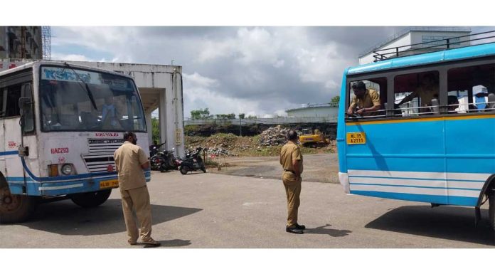 കോന്നി മെഡിക്കൽ കോളേജ് പരിസരത്ത് സ്വകാര്യ ബസ് – കെ എസ് ആർ റ്റി സി ജീവനക്കാർ തമ്മിൽ തർക്കം കോന്നി മെഡിക്കൽ കോളേജ് പരിസരത്ത് സ്വകാര്യ ബസ് – കെ എസ് ആർ റ്റി സി ജീവനക്കാർ തമ്മിൽ തർക്കം