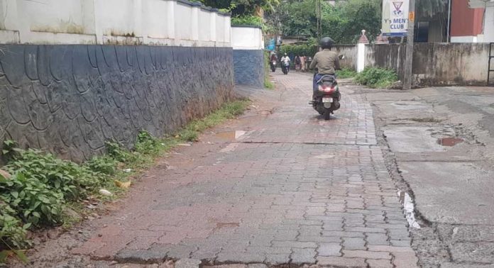 തെരുവ് വിളക്കുകൾ ഇല്ല : ഇരുട്ടിലായി ആർ വി എച്ച് എസ് പടി താലൂക്ക് ആശുപത്രി റോഡ് തെരുവ് വിളക്കുകൾ ഇല്ല : ഇരുട്ടിലായി ആർ വി എച്ച് എസ് പടി താലൂക്ക് ആശുപത്രി റോഡ്