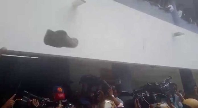 ഉണ്ണികൃഷ്ണന് പോറ്റിയെ റാന്നി കോടതിയില് എത്തിച്ചപ്പോള് ചെരുപ്പിനേറ് ഉണ്ണികൃഷ്ണന് പോറ്റിയെ റാന്നി കോടതിയില് എത്തിച്ചപ്പോള് ചെരുപ്പിനേറ്